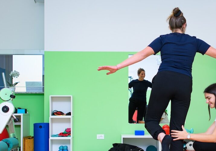 exercise-physiologist-inner-west-sydney-header Ankle physio in Sydney providing guidance during a balance stabilisation exercise