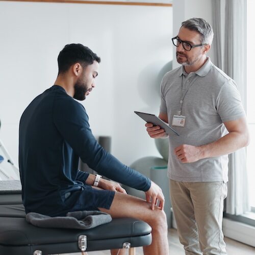 post-op-physio-knee.jpeg Physio talking to a patient about rehab for knee surgery